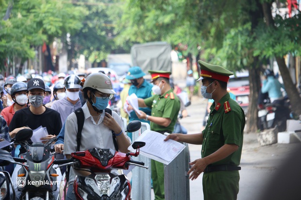 Hà Nội: Nhiều người bị yêu cầu quay xe vì không có lịch trực - Ảnh 1. Hà Nội: Nhiều người bị yêu cầu quay xe vì không có lịch trực - Ảnh 1.
