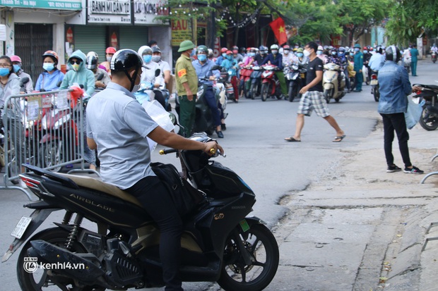Hà Nội: Nhiều người bị yêu cầu quay xe vì không có lịch trực - Ảnh 7. Hà Nội: Nhiều người bị yêu cầu quay xe vì không có lịch trực - Ảnh 7.