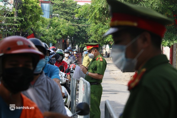 Hà Nội: Nhiều người bị yêu cầu quay xe vì không có lịch trực - Ảnh 13. Hà Nội: Nhiều người bị yêu cầu quay xe vì không có lịch trực - Ảnh 13.