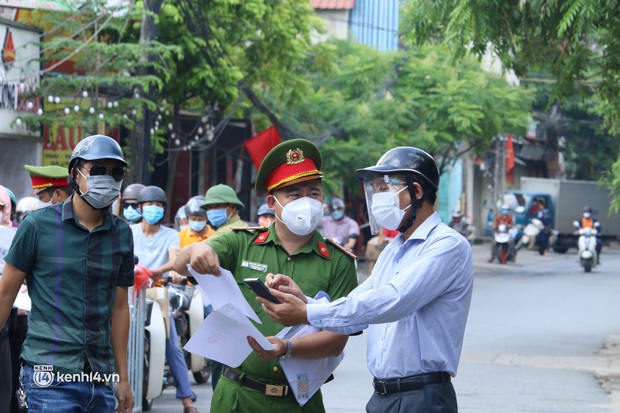 Hà Nội: Nhiều người bị yêu cầu quay xe vì không có lịch trực - Ảnh 12. Hà Nội: Nhiều người bị yêu cầu quay xe vì không có lịch trực - Ảnh 12.