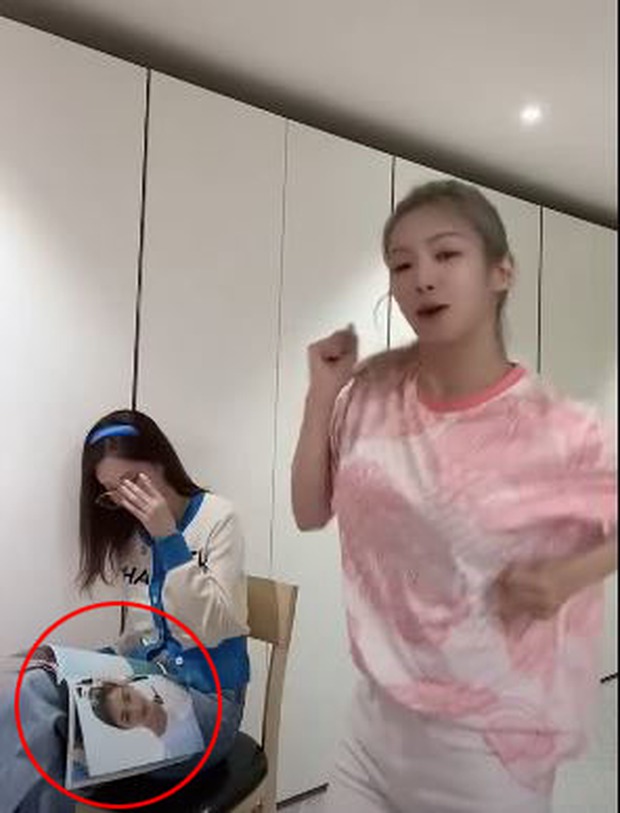 Seohyun đột nhiên bị fan TWICE tố cười nhạo, khinh miệt Jihyo khi ném hình hậu bối xuống đất: Chuyện gì đang xảy ra? - Ảnh 3. Seohyun đột nhiên bị fan TWICE tố cười nhạo, khinh miệt Jihyo khi ném hình hậu bối xuống đất: Chuyện gì đang xảy ra? - Ảnh 3.