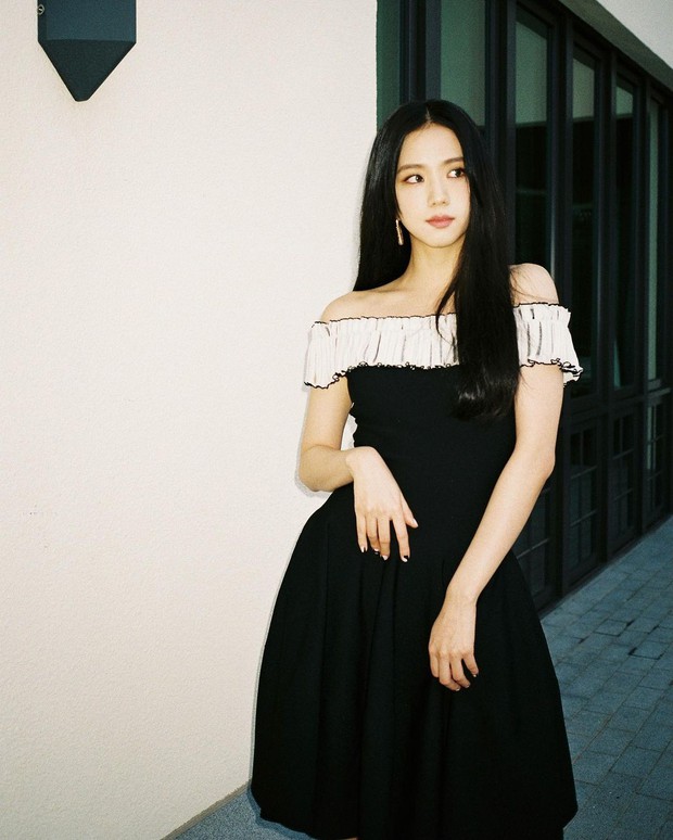 Jisoo (BLACKPINK) lột xác trong ảnh hậu trường mới: Lạnh lùng khác hẳn bánh bèo mọi khi, ánh mắt sắc như thể cứa vào tim fan - Ảnh 5.