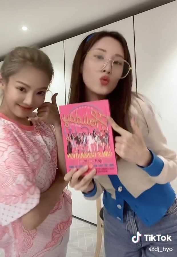 Seohyun đột nhiên bị fan TWICE tố cười nhạo, khinh miệt Jihyo khi ném hình hậu bối xuống đất: Chuyện gì đang xảy ra? - Ảnh 2. Seohyun đột nhiên bị fan TWICE tố cười nhạo, khinh miệt Jihyo khi ném hình hậu bối xuống đất: Chuyện gì đang xảy ra? - Ảnh 2.