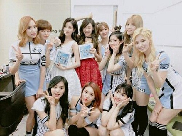 Seohyun đột nhiên bị fan TWICE tố cười nhạo, khinh miệt Jihyo khi ném hình hậu bối xuống đất: Chuyện gì đang xảy ra? - Ảnh 10. Seohyun đột nhiên bị fan TWICE tố cười nhạo, khinh miệt Jihyo khi ném hình hậu bối xuống đất: Chuyện gì đang xảy ra? - Ảnh 10.
