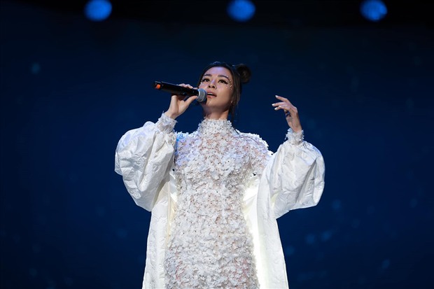 Nữ ca sĩ đăng đàn đòi hành hung fan nhưng bị Facebook gỡ bài ngay và luôn, chuyện gì đã xảy ra? - Ảnh 2.