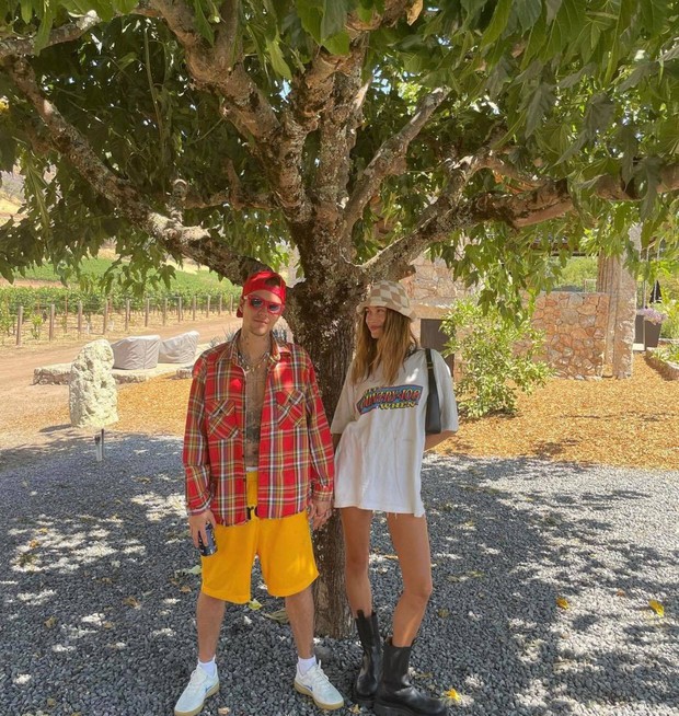 Justin Bieber xả ảnh du lịch “chanh sả”: Hailey lộ nhan sắc thật ngỡ ngàng, nam ca sĩ lại tiều tuỵ đến mức bị nghi lạm dụng cần sa - Ảnh 6.