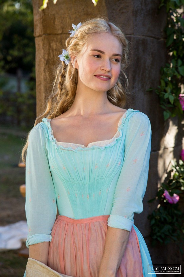 Hành trình Lily James lột xác: Lọ lem eo bé kỷ lục hóa bom sex bốc lửa, kỳ diệu nhất màn độ ngực khiêm tốn thành ngoại cỡ - Ảnh 3.