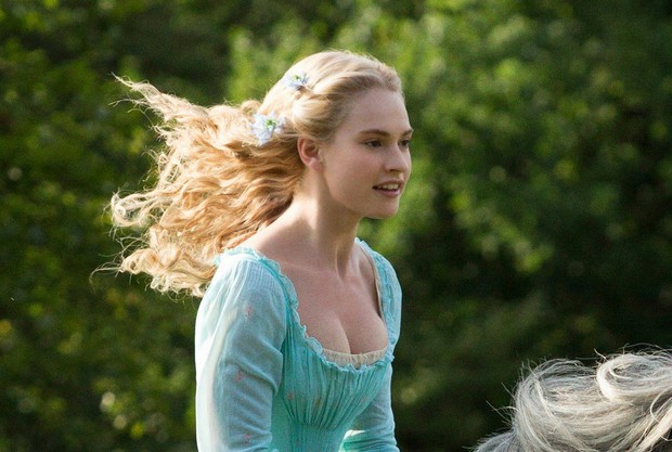 Hành trình Lily James lột xác: Lọ lem eo bé kỷ lục hóa bom sex bốc lửa, kỳ diệu nhất màn độ ngực khiêm tốn thành ngoại cỡ - Ảnh 4.