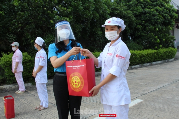 Xe buýt siêu thị 0 đồng tiếp tục mang hơi ấm đến với người lao động - Ảnh 1.