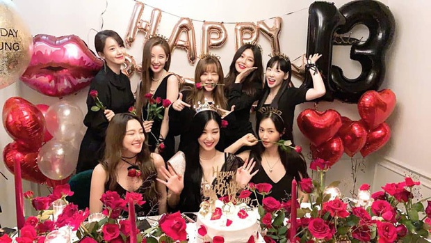 Nhan sắc của SNSD ngày mới ra mắt và bây giờ: Yoona - Taeyeon xứng danh nữ thần, loạt thành viên kém sắc lột xác thấy rõ - Ảnh 3. Nhan sắc của SNSD ngày mới ra mắt và bây giờ: Yoona - Taeyeon xứng danh nữ thần, loạt thành viên kém sắc lột xác thấy rõ - Ảnh 3.