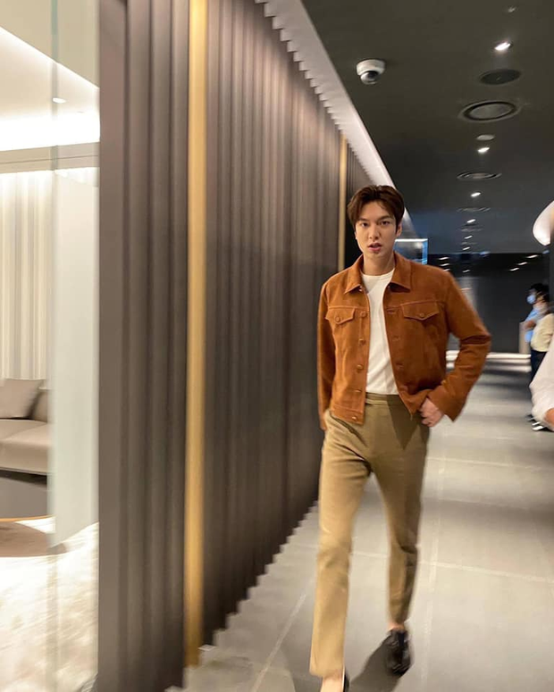 Thử chụp lén dàn tài tử Hàn: Hyun Bin khí chất nghẹt thở, Lee Min Ho chân siêu dài, Lee Dong Wook - Park Seo Joon đẹp điên lên - Ảnh 19. Thử chụp lén dàn tài tử Hàn: Hyun Bin khí chất nghẹt thở, Lee Min Ho chân siêu dài, Lee Dong Wook - Park Seo Joon đẹp điên lên - Ảnh 19.