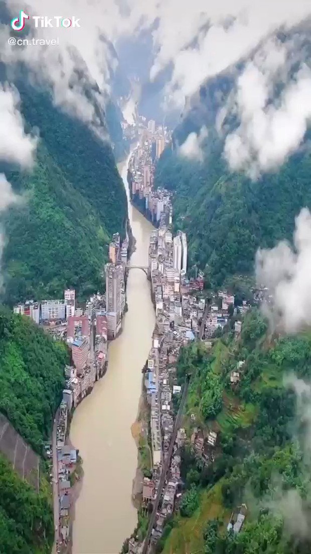 Clip: Cận cảnh thành phố hẹp nhất thế giới, kiến trúc độc đáo khiến ai cũng khen lạ nhưng bảo ở thì chẳng ai muốn - Ảnh 3. Clip: Cận cảnh thành phố hẹp nhất thế giới, kiến trúc độc đáo khiến ai cũng khen lạ nhưng bảo ở thì chẳng ai muốn - Ảnh 3.