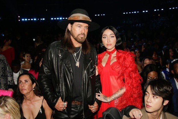 Gia đình Miley Cyrus khoe sắc ở Grammy, nam idol Hàn vô tình ké ảnh mà giật spotlight: Vòng 1 ngồn ngộn phải chào thua visual nam thần! - Ảnh 3.