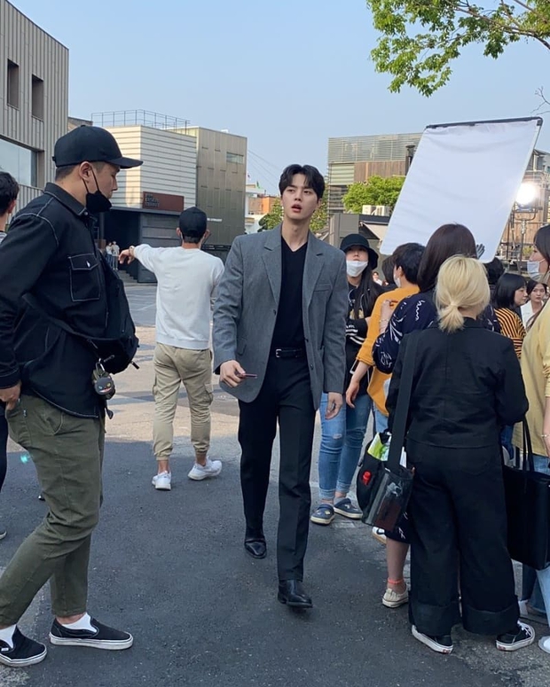 Thử chụp lén dàn tài tử Hàn: Hyun Bin khí chất nghẹt thở, Lee Min Ho chân siêu dài, Lee Dong Wook - Park Seo Joon đẹp điên lên - Ảnh 12. Thử chụp lén dàn tài tử Hàn: Hyun Bin khí chất nghẹt thở, Lee Min Ho chân siêu dài, Lee Dong Wook - Park Seo Joon đẹp điên lên - Ảnh 12.