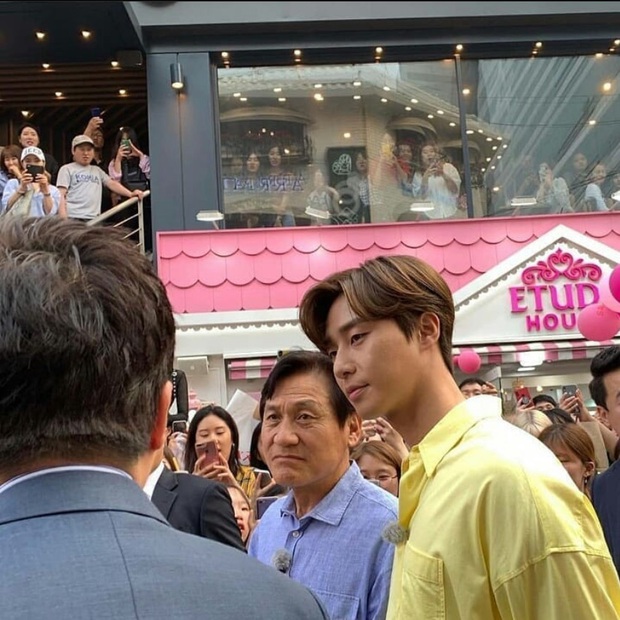 Thử chụp lén dàn tài tử Hàn: Hyun Bin khí chất nghẹt thở, Lee Min Ho chân siêu dài, Lee Dong Wook - Park Seo Joon đẹp điên lên - Ảnh 14. Thử chụp lén dàn tài tử Hàn: Hyun Bin khí chất nghẹt thở, Lee Min Ho chân siêu dài, Lee Dong Wook - Park Seo Joon đẹp điên lên - Ảnh 14.
