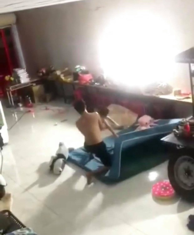 Thông tin mới nhất vụ bé trai bị đánh dã man ở Bình Dương: Kẻ ra tay là cha dượng, mới dọn về ở cùng vợ hờ - Ảnh 3. Thông tin mới nhất vụ bé trai bị đánh dã man ở Bình Dương: Kẻ ra tay là cha dượng, mới dọn về ở cùng vợ hờ - Ảnh 3.