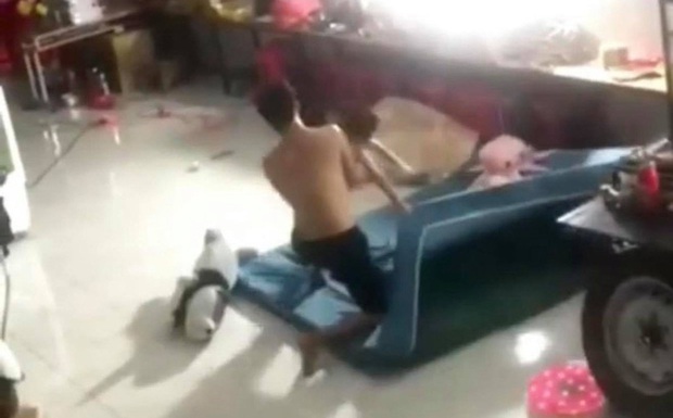 Thông tin mới nhất vụ bé trai bị đánh dã man ở Bình Dương: Kẻ ra tay là cha dượng, mới dọn về ở cùng vợ hờ - Ảnh 1. Thông tin mới nhất vụ bé trai bị đánh dã man ở Bình Dương: Kẻ ra tay là cha dượng, mới dọn về ở cùng vợ hờ - Ảnh 1.