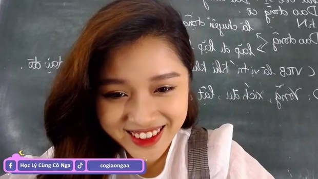 Xuất hiện thêm cô giáo Vật lý xinh như hotgirl livestream dạy học, có 1 điểm ăn đứt cô Minh Thu - Ảnh 2. Xuất hiện thêm cô giáo Vật lý xinh như hotgirl livestream dạy học, có 1 điểm ăn đứt cô Minh Thu - Ảnh 2.