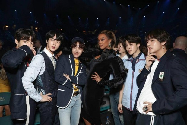 Gia đình Miley Cyrus khoe sắc ở Grammy, nam idol Hàn vô tình ké ảnh mà giật spotlight: Vòng 1 ngồn ngộn phải chào thua visual nam thần! - Ảnh 5.