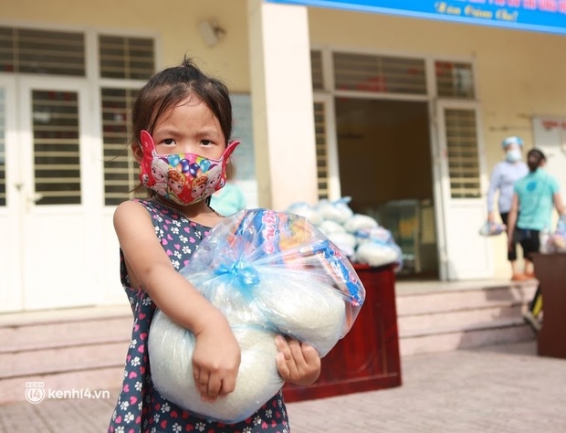 Hà Nội: Ấm lòng những suất gạo miễn phí tặng người dân nghèo giữa dịch Covid-19 - Ảnh 5.