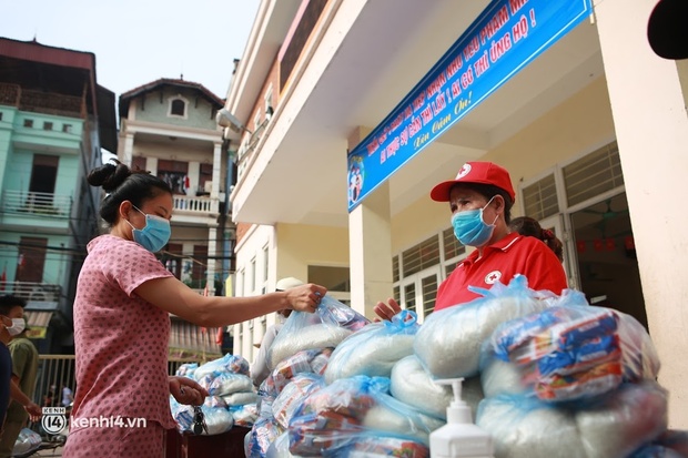 Hà Nội: Ấm lòng những suất gạo miễn phí tặng người dân nghèo giữa dịch Covid-19 - Ảnh 7.