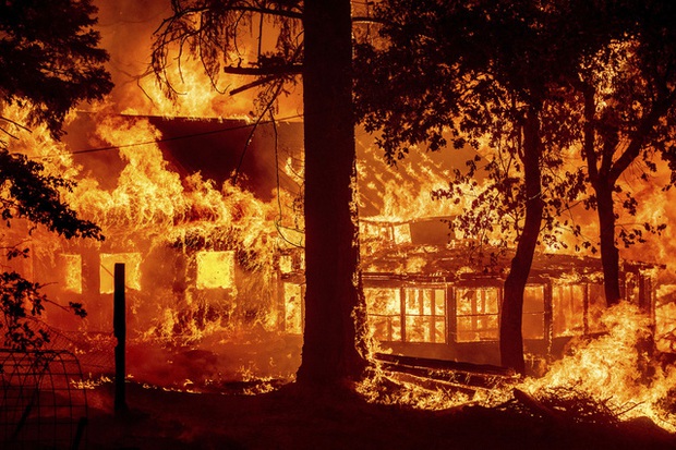 Cháy rừng kỷ lục hoành hành ở California, phần lớn thị trấn Greenville chỉ còn là đống tro tàn - Ảnh 1.