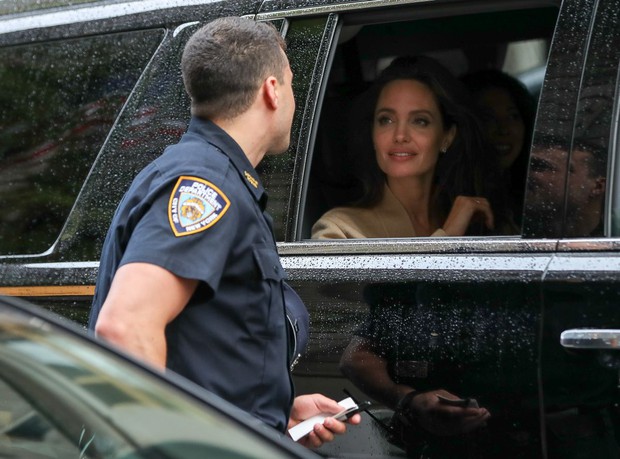 Angelina Jolie was stopped by the police, people didn't need to know the reason but just stared blankly at her picturesque face appearing in the car - Photo 2.