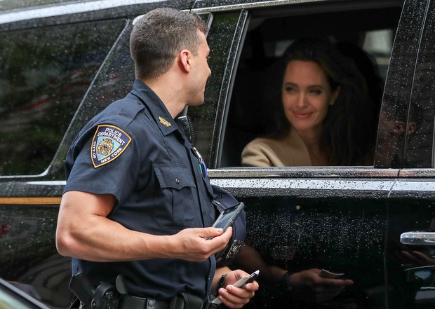 Angelina Jolie was stopped by the police, people didn't need to know the reason but just stared blankly at her picturesque face appearing in the car - Photo 3.