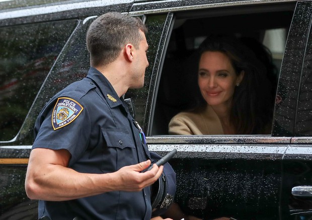 Angelina Jolie was stopped by the police, people didn't need to know the reason but just stared blankly at her picturesque face appearing in the car - Photo 4.