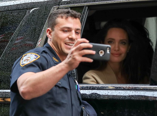 Angelina Jolie was stopped by the police, people didn't need to know the reason but just stared blankly at her picturesque face appearing in the car - Photo 5.