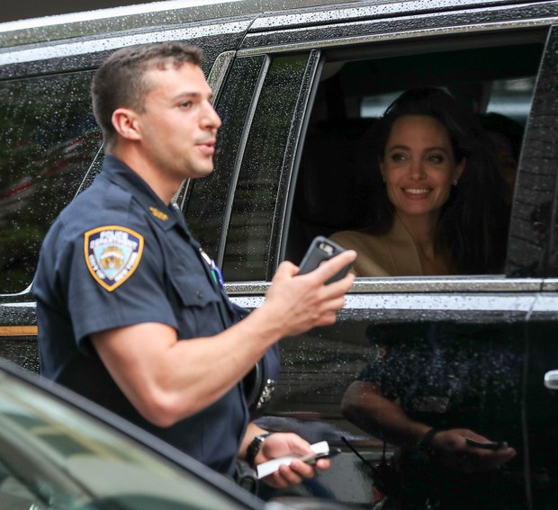 Angelina Jolie was stopped by the police, people didn't need to know the reason but just stared blankly at her picturesque face appearing in the car - Photo 6.