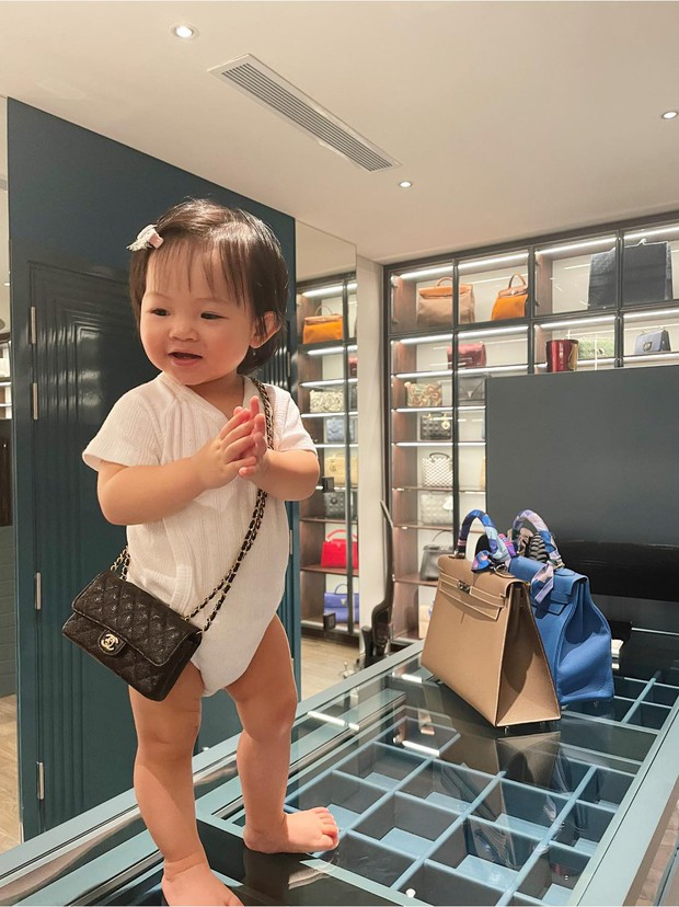 Nửa đêm đại gia Cường Đô La hoá “phiên dịch viên” tâm sự với ái nữ, Đàm Thu Trang vội phán 1 câu mà cười xỉu! - Ảnh 5. Nửa đêm đại gia Cường Đô La hoá “phiên dịch viên” tâm sự với ái nữ, Đàm Thu Trang vội phán 1 câu mà cười xỉu! - Ảnh 5.