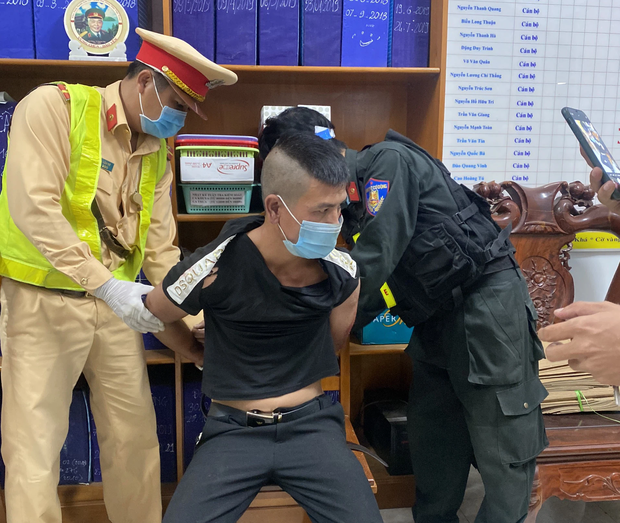 Trộm ô tô ở Bình Định gắn BKS xe máy rồi chạy trốn, thanh niên “thông” chốt ở Bình Thuận thì bị bắt - Ảnh 2.