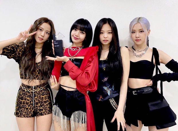 Lâu lắm BLACKPINK mới đăng ảnh chụp chung, kỷ niệm 5 năm debut có thêm 1 thành viên nhưng Lisa bị soi nhiều nhất vì quá đáng ngờ! - Ảnh 4. Lâu lắm BLACKPINK mới đăng ảnh chụp chung, kỷ niệm 5 năm debut có thêm 1 thành viên nhưng Lisa bị soi nhiều nhất vì quá đáng ngờ! - Ảnh 4.