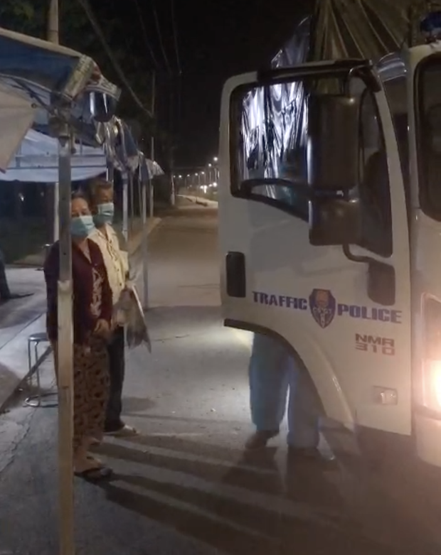 TP.HCM: Đi bộ hơn 10km giữa đêm về nhà sau tiêm vaccine Covid-19, hai vợ chồng già nhận được điều bất ngờ từ CSGT - Ảnh 1. TP.HCM: Đi bộ hơn 10km giữa đêm về nhà sau tiêm vaccine Covid-19, hai vợ chồng già nhận được điều bất ngờ từ CSGT - Ảnh 1.
