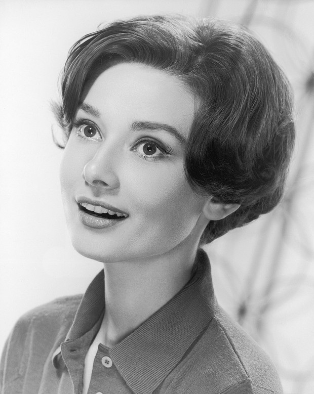 Audrey Hepburn: IT Girl đời đầu, nàng thơ của Givenchy, cảm hứng thời trang khiến hậu thế kính cẩn nghiêng mình - Ảnh 2. Audrey Hepburn: IT Girl đời đầu, nàng thơ của Givenchy, cảm hứng thời trang khiến hậu thế kính cẩn nghiêng mình - Ảnh 2.