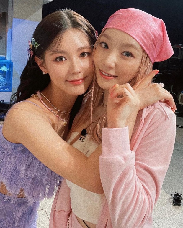 Khung hình khiến Knet choáng váng: Taeyeon hack tuổi đỉnh cao, cùng thành viên hụt BLACKPINK tạo nên combo visual thần tiên - Ảnh 3. Khung hình khiến Knet choáng váng: Taeyeon hack tuổi đỉnh cao, cùng thành viên hụt BLACKPINK tạo nên combo visual thần tiên - Ảnh 3.