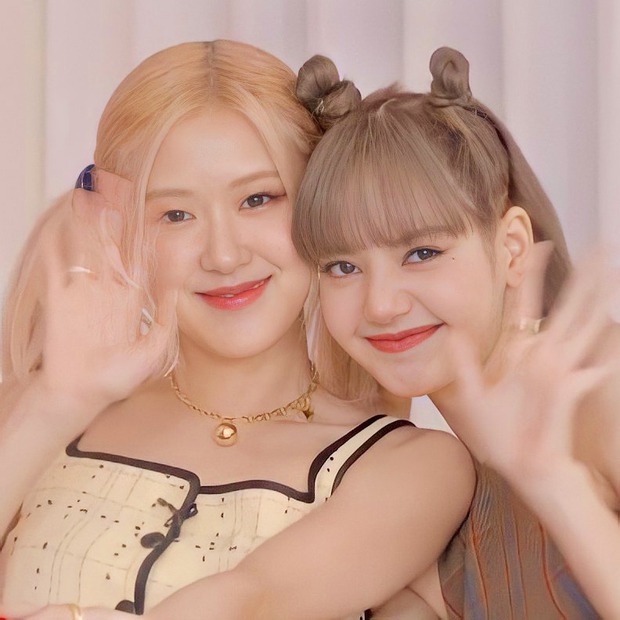 Livestream kỷ niệm debut hóa tiệc visual của BLACKPINK: Lisa và Jisoo tóc mới gây bão, ai dè Rosé rực rỡ như công chúa lấn át - Ảnh 4. Livestream kỷ niệm debut hóa tiệc visual của BLACKPINK: Lisa và Jisoo tóc mới gây bão, ai dè Rosé rực rỡ như công chúa lấn át - Ảnh 4.