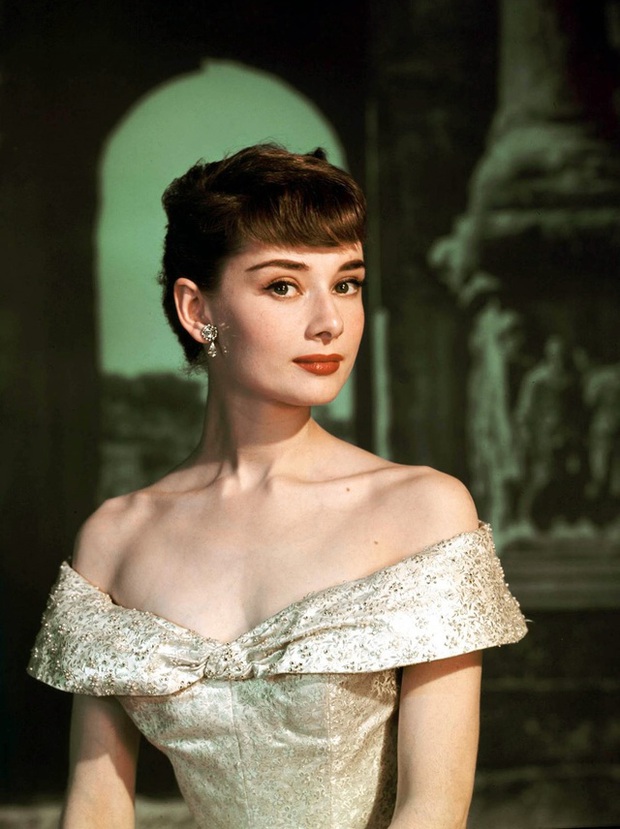Audrey Hepburn: IT Girl đời đầu, nàng thơ của Givenchy, cảm hứng thời trang khiến hậu thế kính cẩn nghiêng mình - Ảnh 4. Audrey Hepburn: IT Girl đời đầu, nàng thơ của Givenchy, cảm hứng thời trang khiến hậu thế kính cẩn nghiêng mình - Ảnh 4.