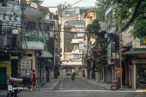 Những hình ảnh về Hà Nội sẽ khiến chúng ta nhớ mãi quãng thời gian này - khi cả thành phố căng mình chống dịch - Ảnh 11.