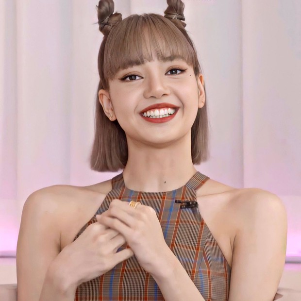 Livestream kỷ niệm debut hóa tiệc visual của BLACKPINK: Lisa và Jisoo tóc mới gây bão, ai dè Rosé rực rỡ như công chúa lấn át - Ảnh 6. Livestream kỷ niệm debut hóa tiệc visual của BLACKPINK: Lisa và Jisoo tóc mới gây bão, ai dè Rosé rực rỡ như công chúa lấn át - Ảnh 6.