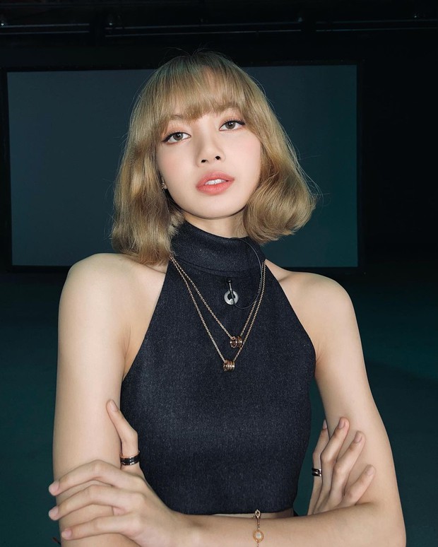Giữa đêm Lisa (BLACKPINK) tự tung luôn ảnh tóc mới: Cực tây tôn lên gương mặt như búp bê, xinh đến mức xỉu ngang xỉu dọc - Ảnh 3. Giữa đêm Lisa (BLACKPINK) tự tung luôn ảnh tóc mới: Cực tây tôn lên gương mặt như búp bê, xinh đến mức xỉu ngang xỉu dọc - Ảnh 3.