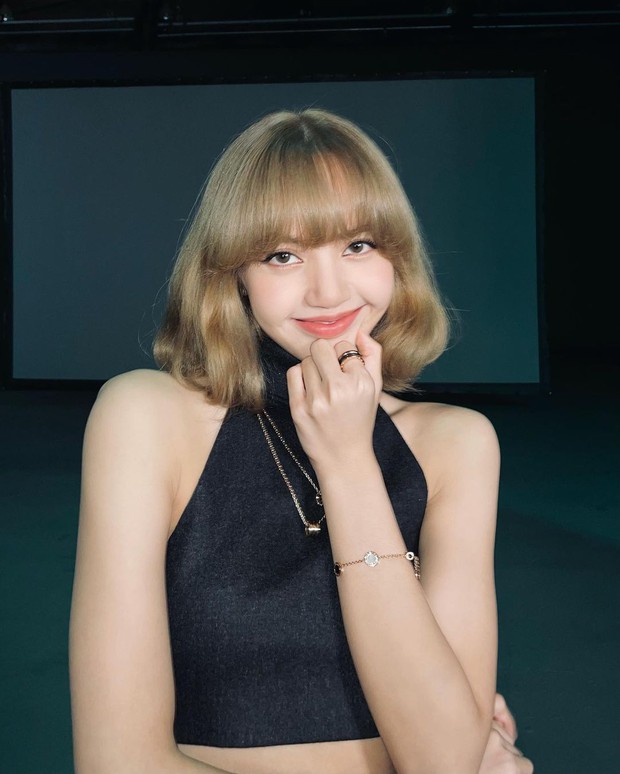 Giữa đêm Lisa (BLACKPINK) tự tung luôn ảnh tóc mới: Cực tây tôn lên gương mặt như búp bê, xinh đến mức xỉu ngang xỉu dọc - Ảnh 4. Giữa đêm Lisa (BLACKPINK) tự tung luôn ảnh tóc mới: Cực tây tôn lên gương mặt như búp bê, xinh đến mức xỉu ngang xỉu dọc - Ảnh 4.