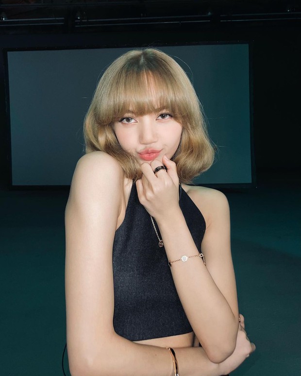 Giữa đêm Lisa (BLACKPINK) tự tung luôn ảnh tóc mới: Cực tây tôn lên gương mặt như búp bê, xinh đến mức xỉu ngang xỉu dọc - Ảnh 6. Giữa đêm Lisa (BLACKPINK) tự tung luôn ảnh tóc mới: Cực tây tôn lên gương mặt như búp bê, xinh đến mức xỉu ngang xỉu dọc - Ảnh 6.