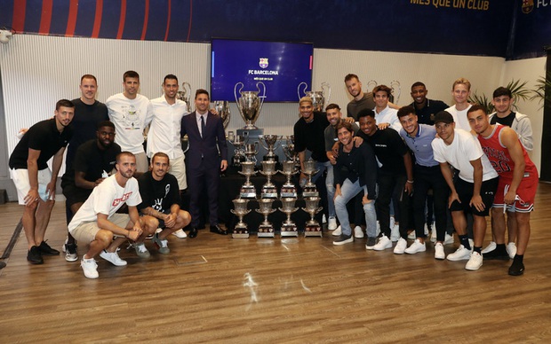 Sao trẻ Barca ăn mặc như trò hề tới dự lễ chia tay huyền thoại Messi, fan giận dữ đòi đuổi ngay khỏi đội - Ảnh 6. Sao trẻ Barca ăn mặc như trò hề tới dự lễ chia tay huyền thoại Messi, fan giận dữ đòi đuổi ngay khỏi đội - Ảnh 6.