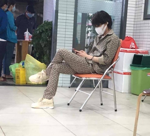 Nghi vấn Jack lộ diện giữa bão drama: Ăn vận đồ hiệu bịt kín mít, trầm lắng ngồi cầm điện thoại? - Ảnh 2. Nghi vấn Jack lộ diện giữa bão drama: Ăn vận đồ hiệu bịt kín mít, trầm lắng ngồi cầm điện thoại? - Ảnh 2.