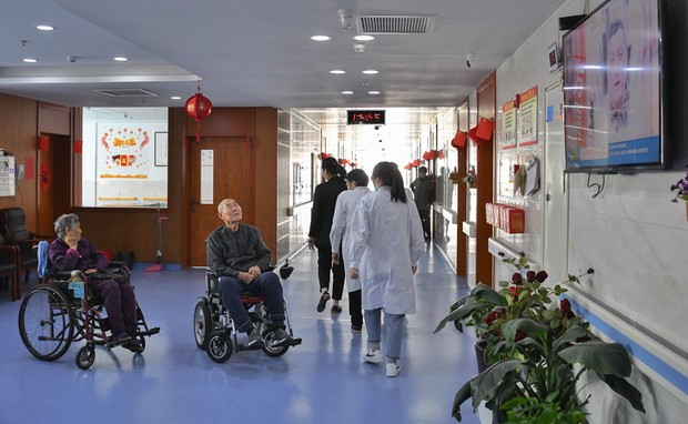 Nỗi niềm chưa kể của Gen Y Trung Quốc: Thế hệ một thân một mình cõng cha, gánh mẹ vì khủng hoảng tuổi tác mà không thể than trách hay chia sẻ - Ảnh 1. Nỗi niềm chưa kể của Gen Y Trung Quốc: Thế hệ một thân một mình cõng cha, gánh mẹ vì khủng hoảng tuổi tác mà không thể than trách hay chia sẻ - Ảnh 1.