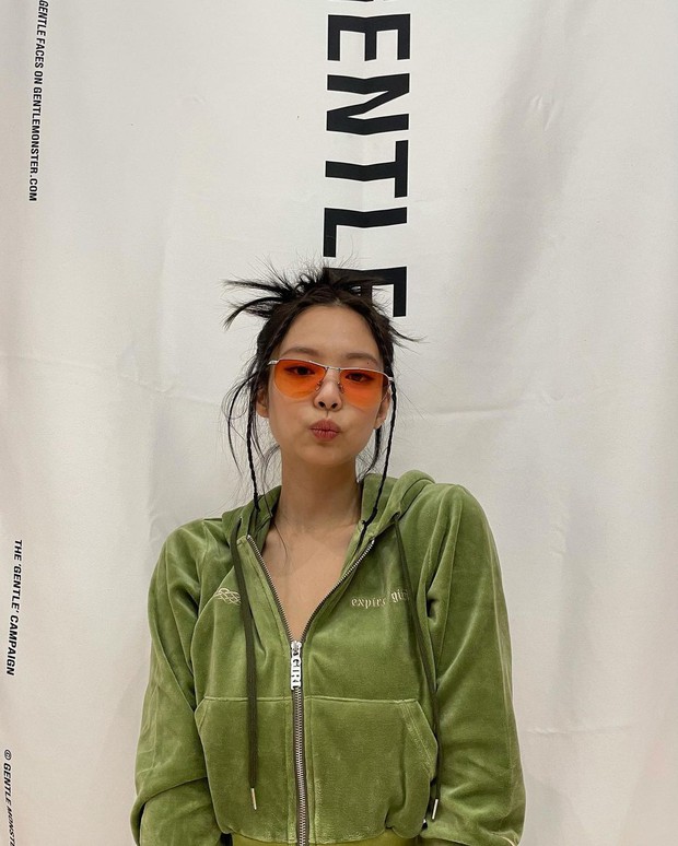 Chụp ảnh quảng cáo ở nhà kiểu Jennie: 1 mảng phông nền 1 bộ nỉ và visual mlem là đủ gây bão, còn xếp bố cục nghệ như tạp chí - Ảnh 2.