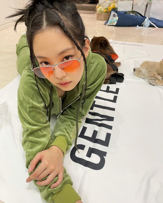 Chụp ảnh quảng cáo ở nhà kiểu Jennie: 1 mảng phông nền 1 bộ nỉ và visual mlem là đủ gây bão, còn xếp bố cục nghệ như tạp chí - Ảnh 6.