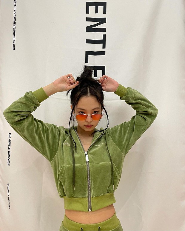 Chụp ảnh quảng cáo ở nhà kiểu Jennie: 1 mảng phông nền 1 bộ nỉ và visual mlem là đủ gây bão, còn xếp bố cục nghệ như tạp chí - Ảnh 3.